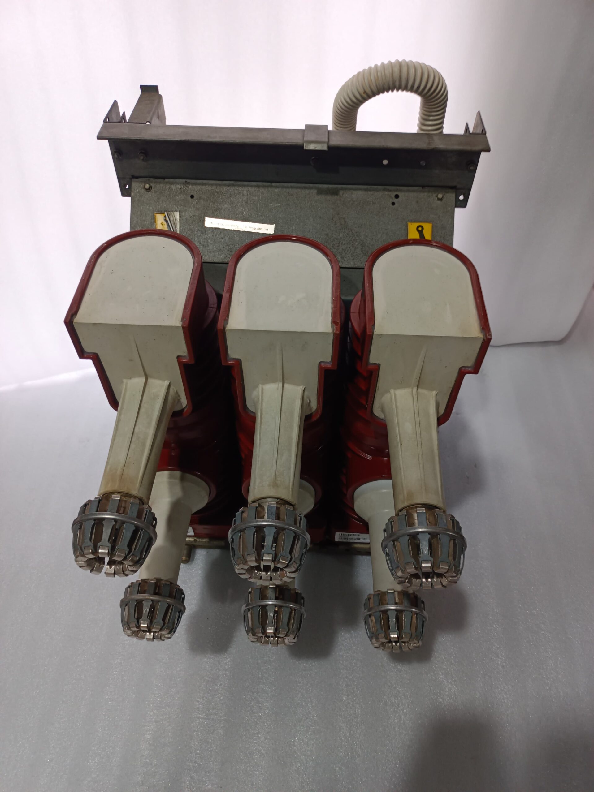 ABB HD4/P12.12.32 Vacuum Circuit Breaker – 12kV Medium Voltage Indoor VCB for Industrial Power Distribution thumbnail 2
