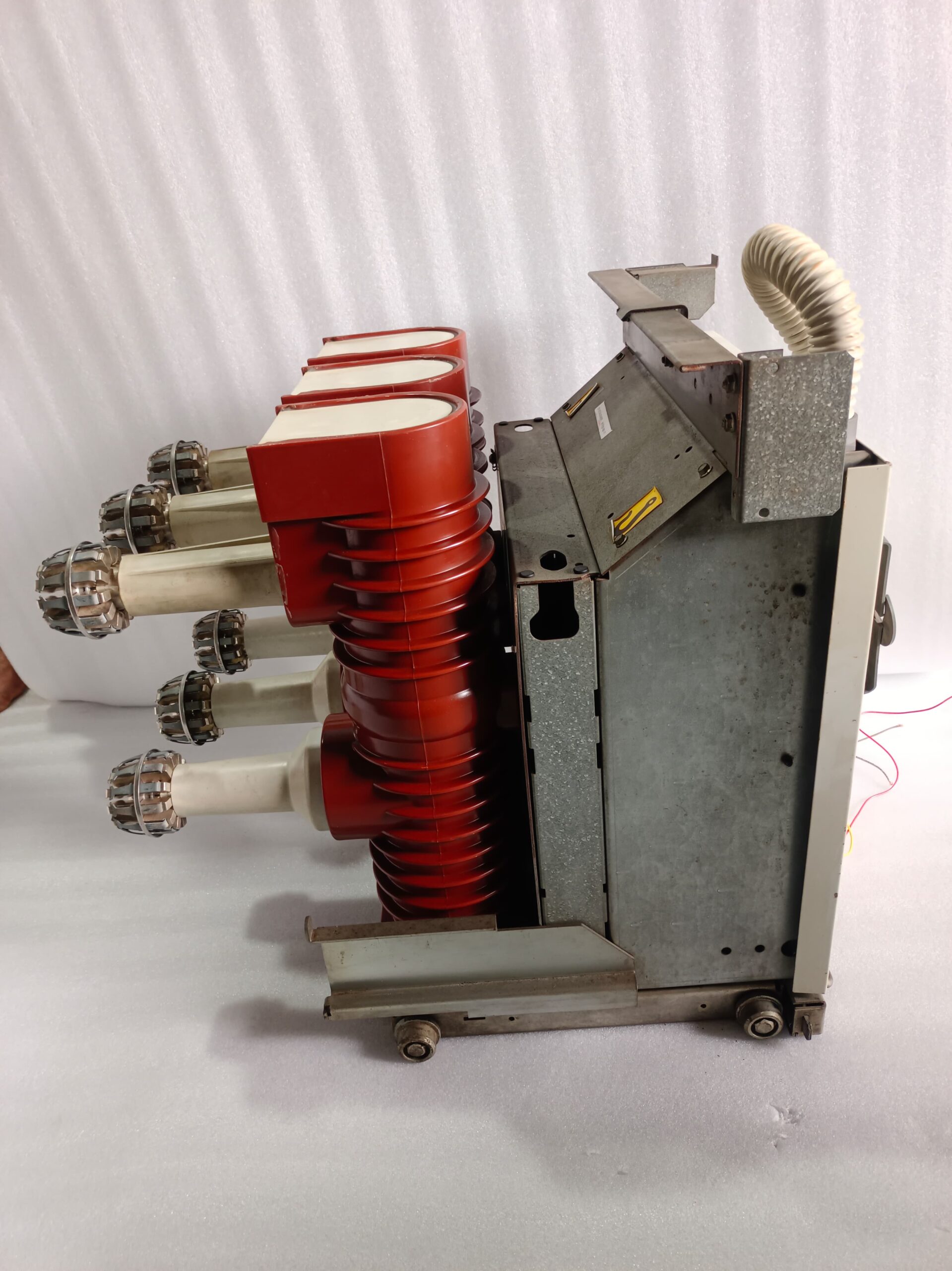 ABB HD4/P12.12.32 Vacuum Circuit Breaker – 12kV Medium Voltage Indoor VCB for Industrial Power Distribution thumbnail 4