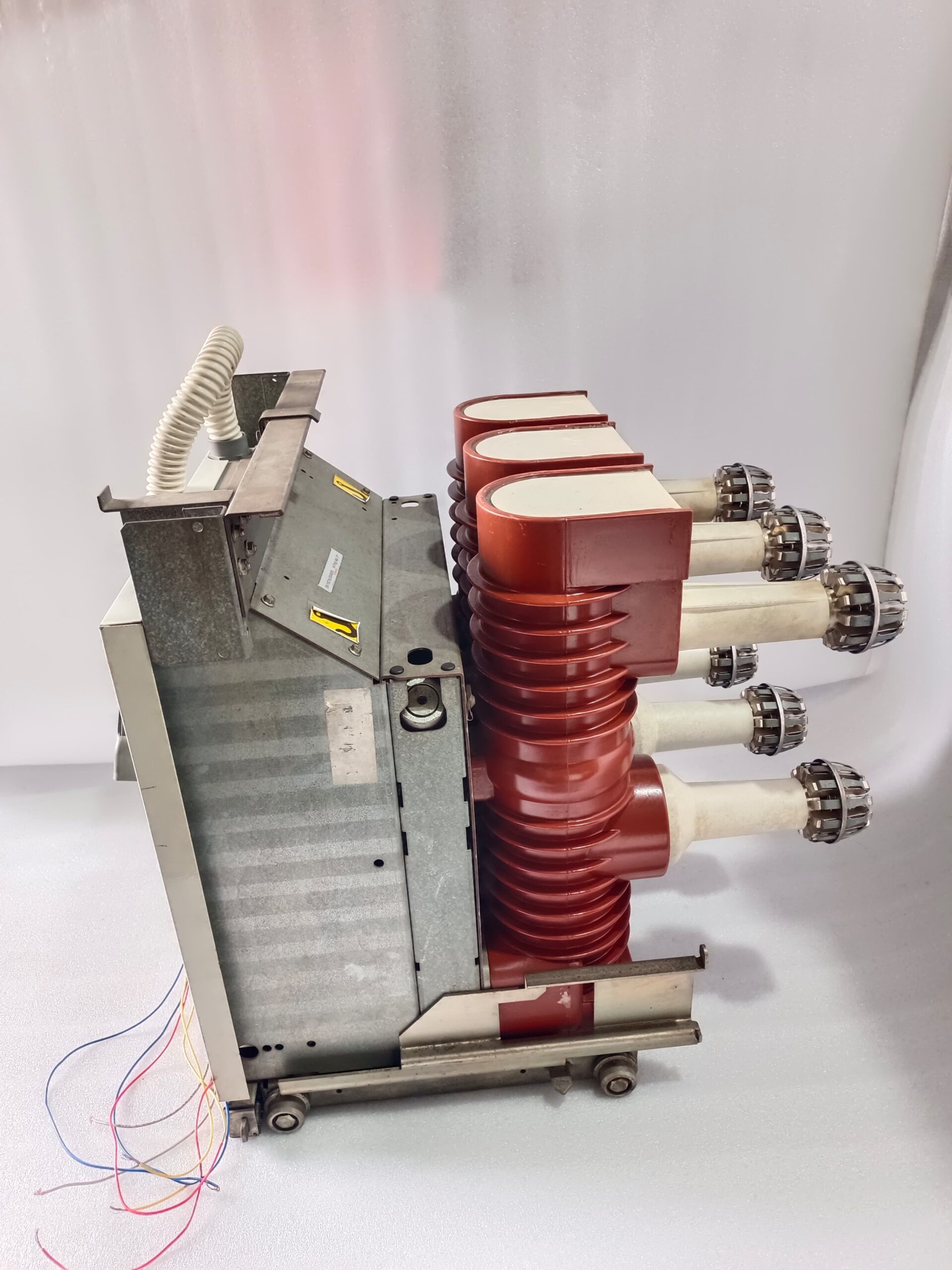 ABB HD4/P12.12.32 Vacuum Circuit Breaker – 12kV Medium Voltage Indoor VCB for Industrial Power Distribution thumbnail 8