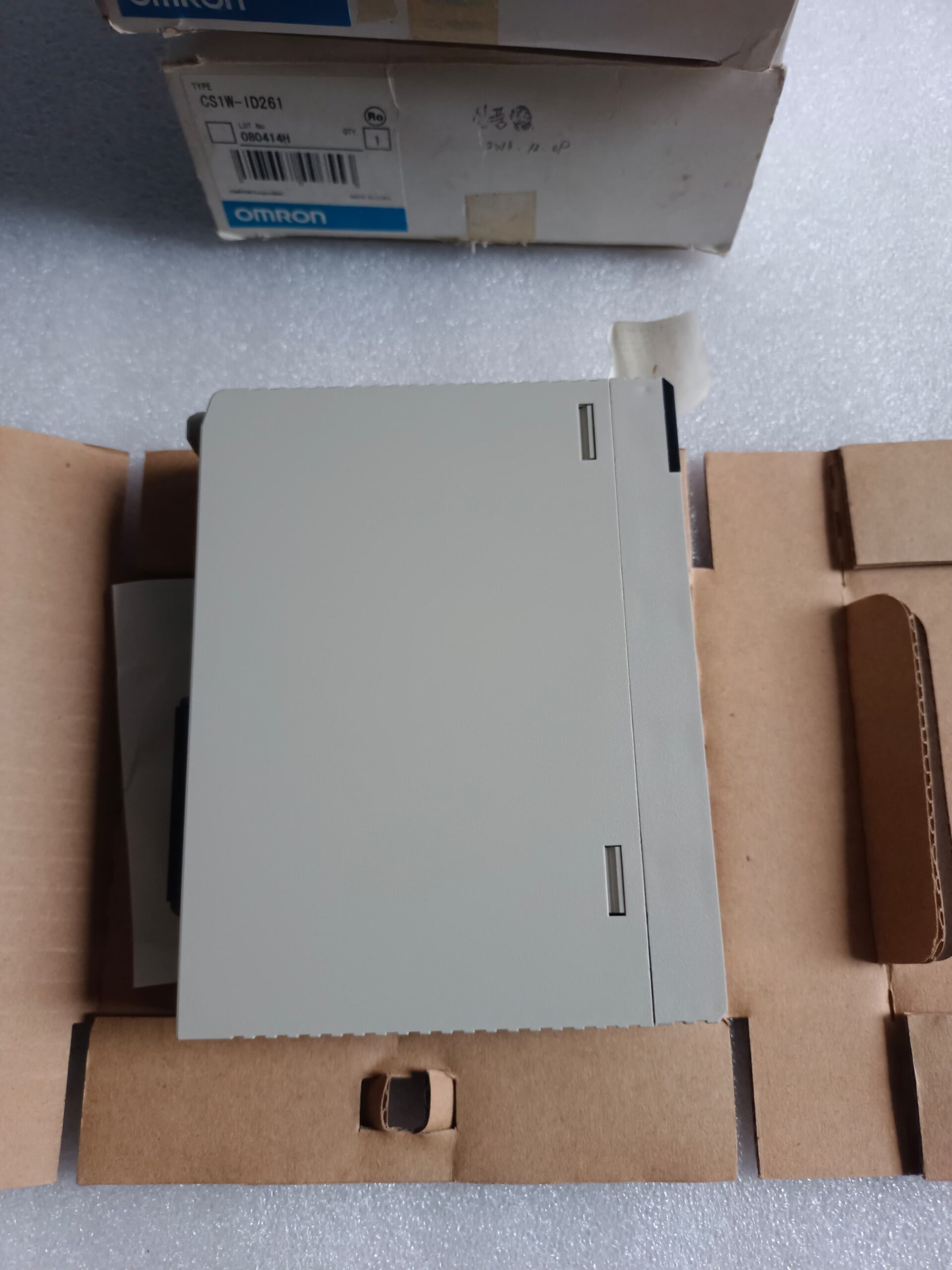 Omron CS1W-ID261 24VDC Digital Input Unit, 64 Points, High-Density Input Module for CS1 PLC Rack thumbnail 5