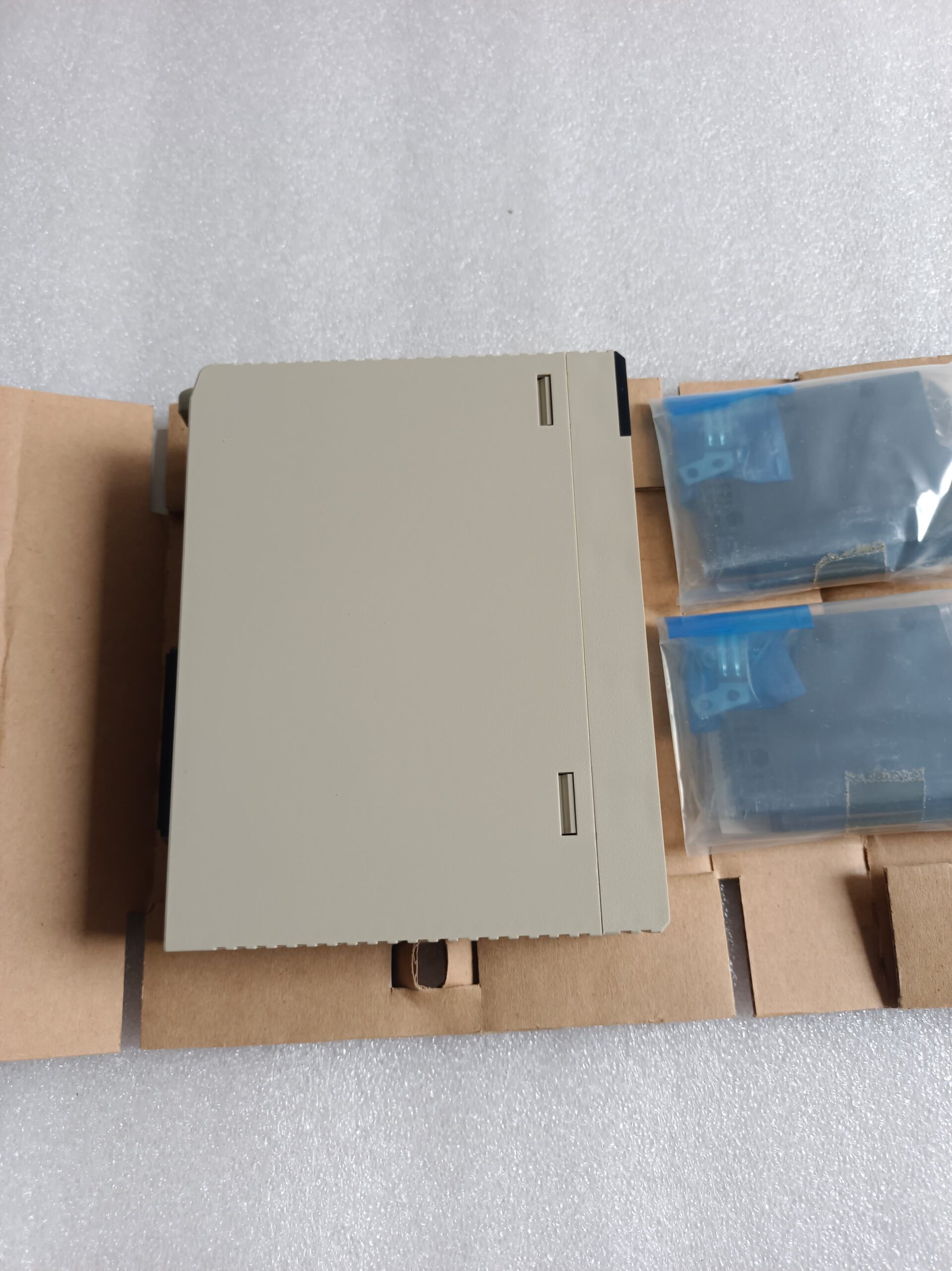 Omron CS1W-OD261 Transistor Output Unit, 32-Point NPN Output Module for CS1 Series PLC thumbnail 7