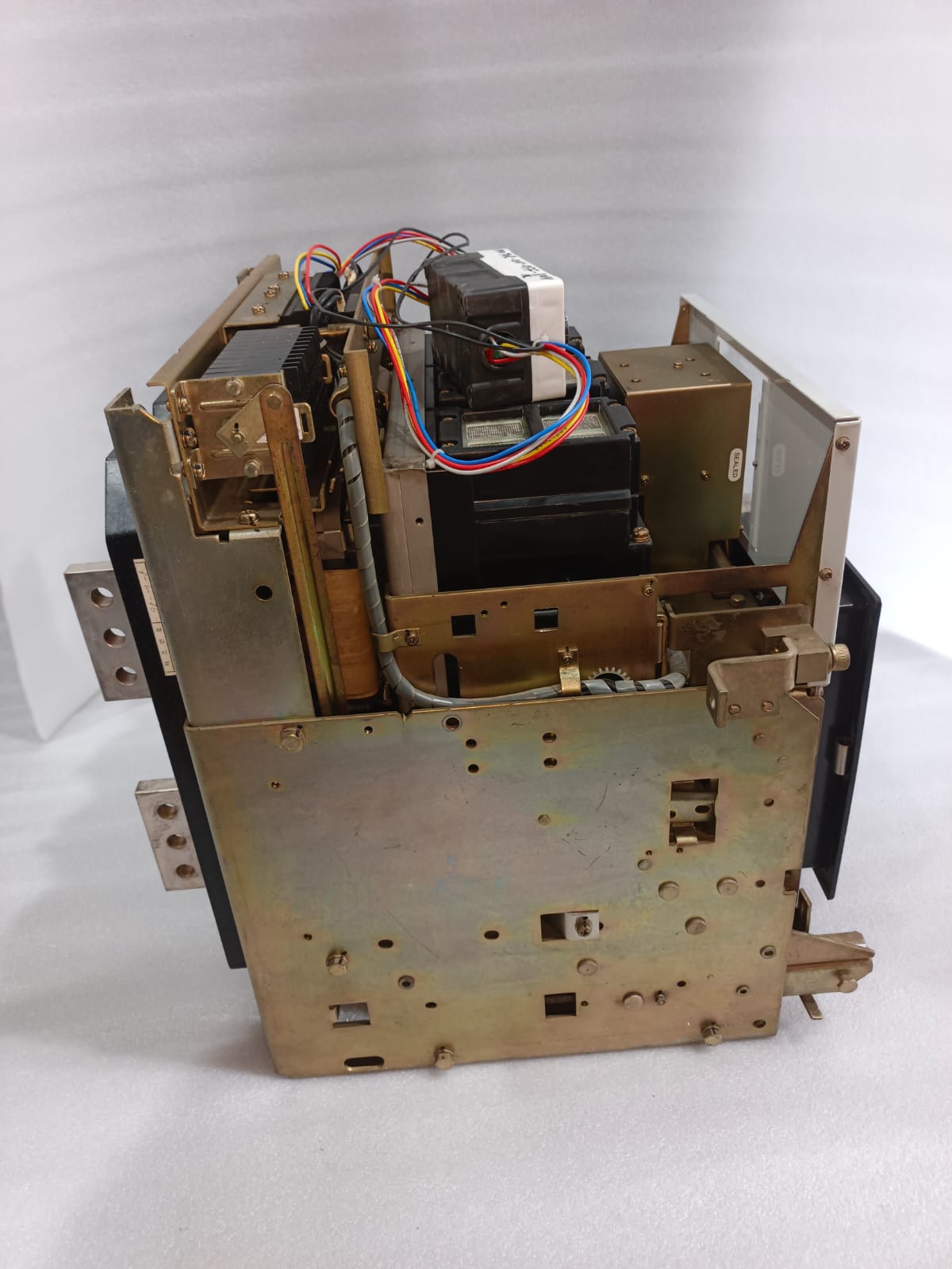 HYUNDAI HAT 25 Air Circuit Breaker (ACB) – Industrial Low Voltage Power Distribution And Protection Solution thumbnail 7