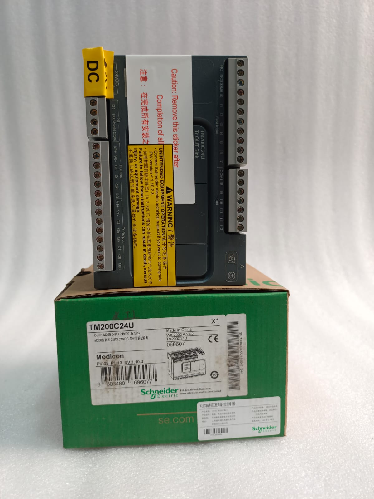 Schneider Electric TM200C24U Modicon M200 PLC Controller 24 I/O 24VDC Transistor Sink Output thumbnail 4