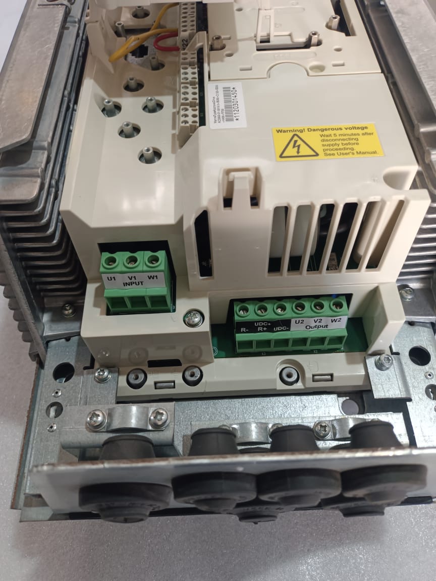 ABB ACS800-01-0016-3+B056+C132+E200+K458+R700 15HP AC Drive – Industrial Variable Frequency Drive (VFD) for High-Performance Motor Control thumbnail 4