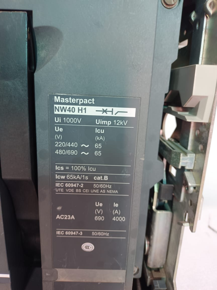Schneider Electric Masterpact NW40H1 Air Circuit Breaker 4000A Drawout ACB with Micrologic Trip Unit thumbnail 3