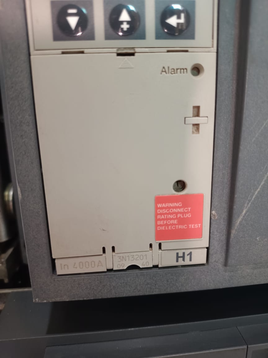 Schneider Electric Masterpact NW40H1 Air Circuit Breaker 4000A Drawout ACB with Micrologic Trip Unit thumbnail 4