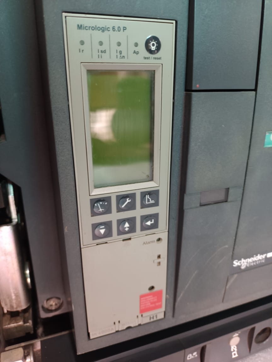 Schneider Electric Masterpact NW40H1 Air Circuit Breaker 4000A Drawout ACB with Micrologic Trip Unit thumbnail 5