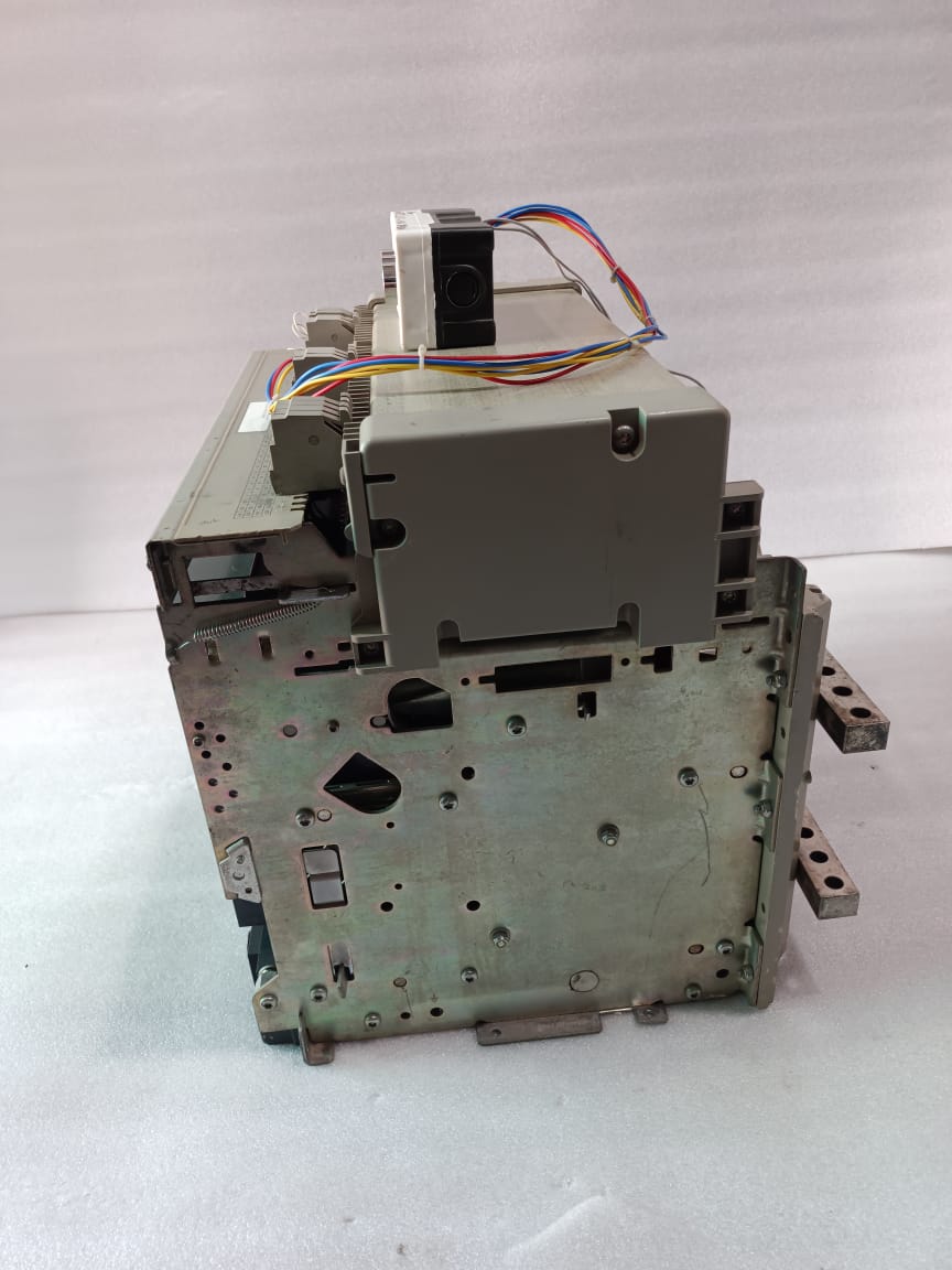 Schneider Electric Masterpact NW40H1 Air Circuit Breaker 4000A Drawout ACB with Micrologic Trip Unit thumbnail 6