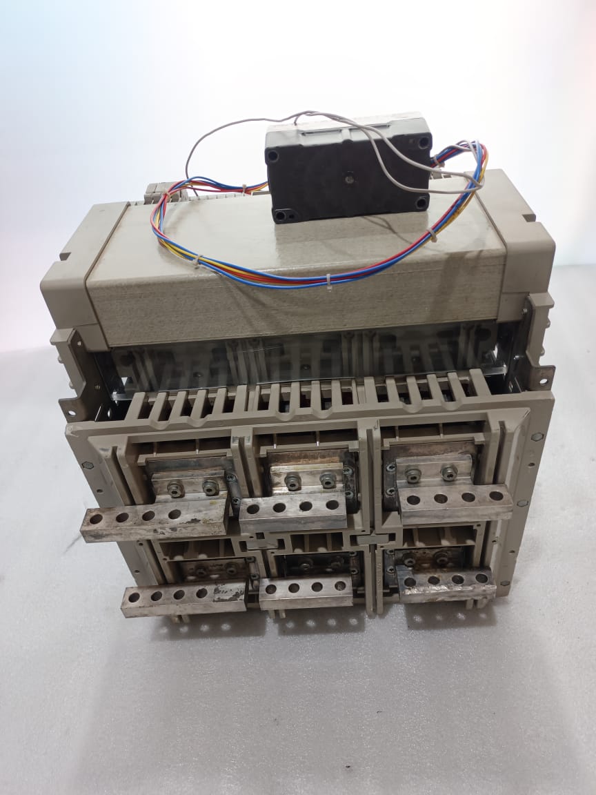 Schneider Electric Masterpact NW40H1 Air Circuit Breaker 4000A Drawout ACB with Micrologic Trip Unit thumbnail 7