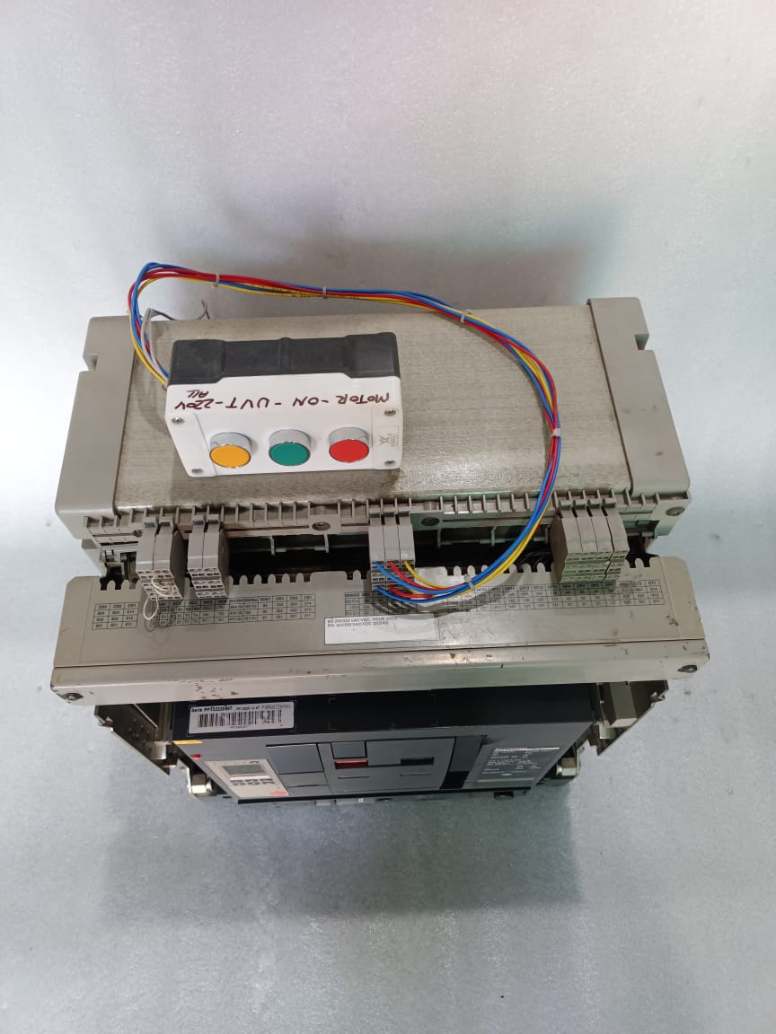 Schneider Electric Masterpact NW40H1 Air Circuit Breaker 4000A Drawout ACB with Micrologic Trip Unit thumbnail 8