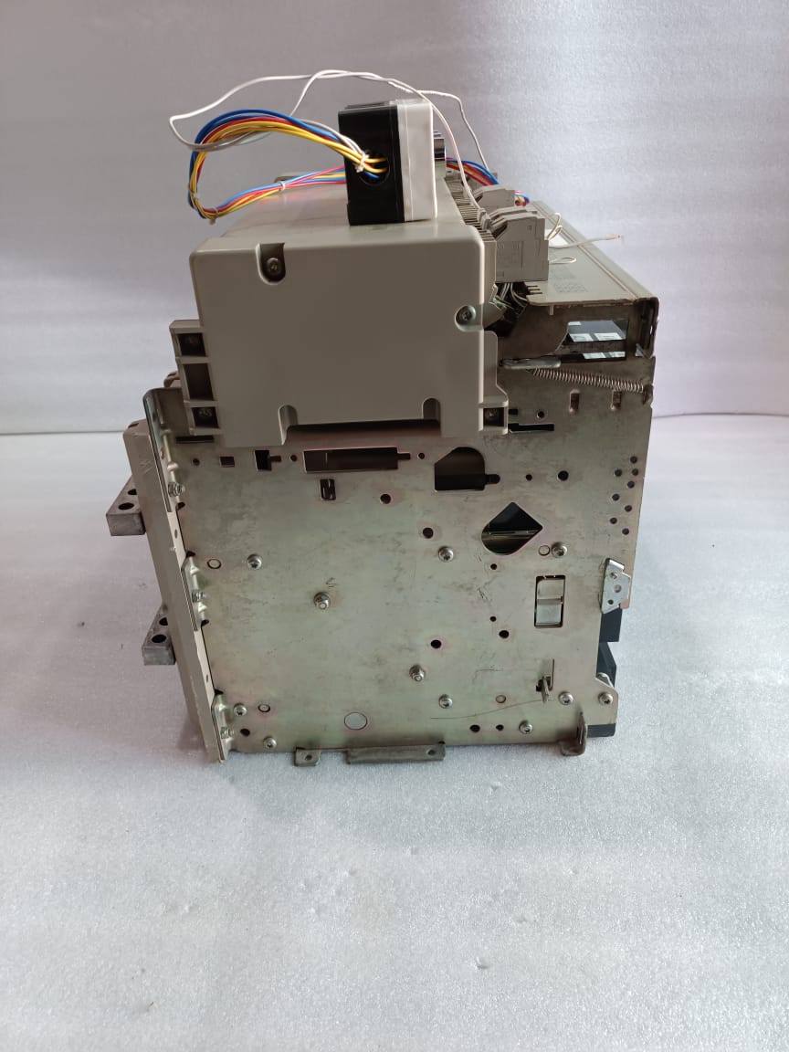 Schneider Electric Masterpact NW40H1 Air Circuit Breaker 4000A Drawout ACB with Micrologic Trip Unit thumbnail 9