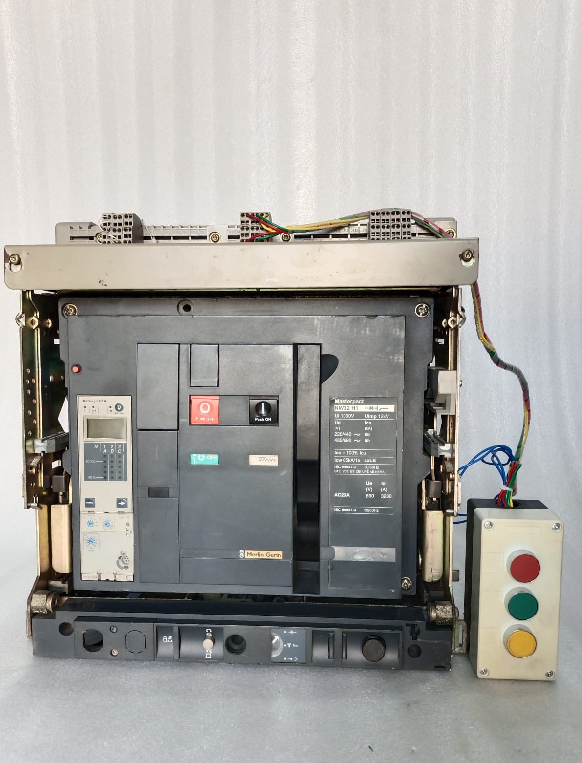 Schneider Merlin Gerin Masterpact NW32 H1 Air Circuit Breaker 3200A Drawout ACB with Micrologic Trip Unit thumbnail 2
