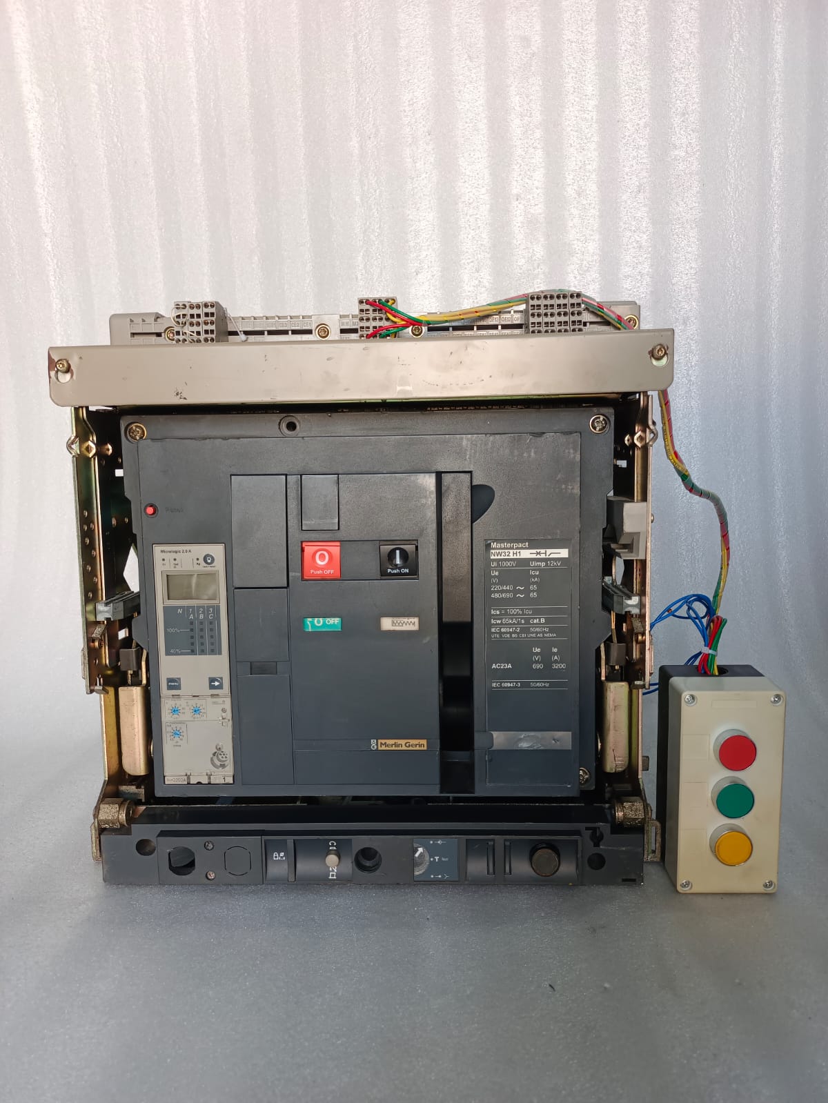 Schneider Merlin Gerin Masterpact NW32 H1 Air Circuit Breaker 3200A Drawout ACB with Micrologic Trip Unit thumbnail 3