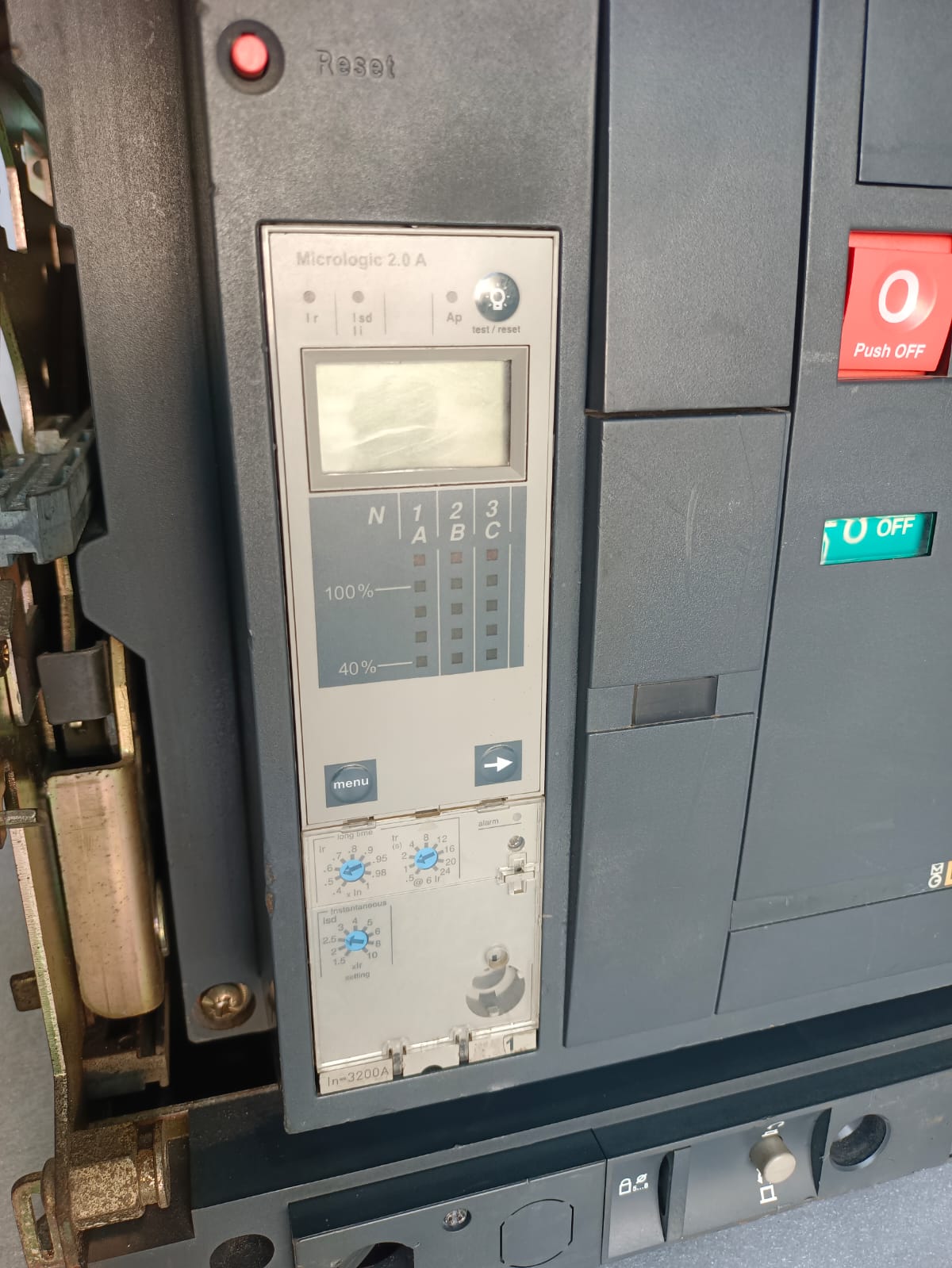 Schneider Merlin Gerin Masterpact NW32 H1 Air Circuit Breaker 3200A Drawout ACB with Micrologic Trip Unit thumbnail 4