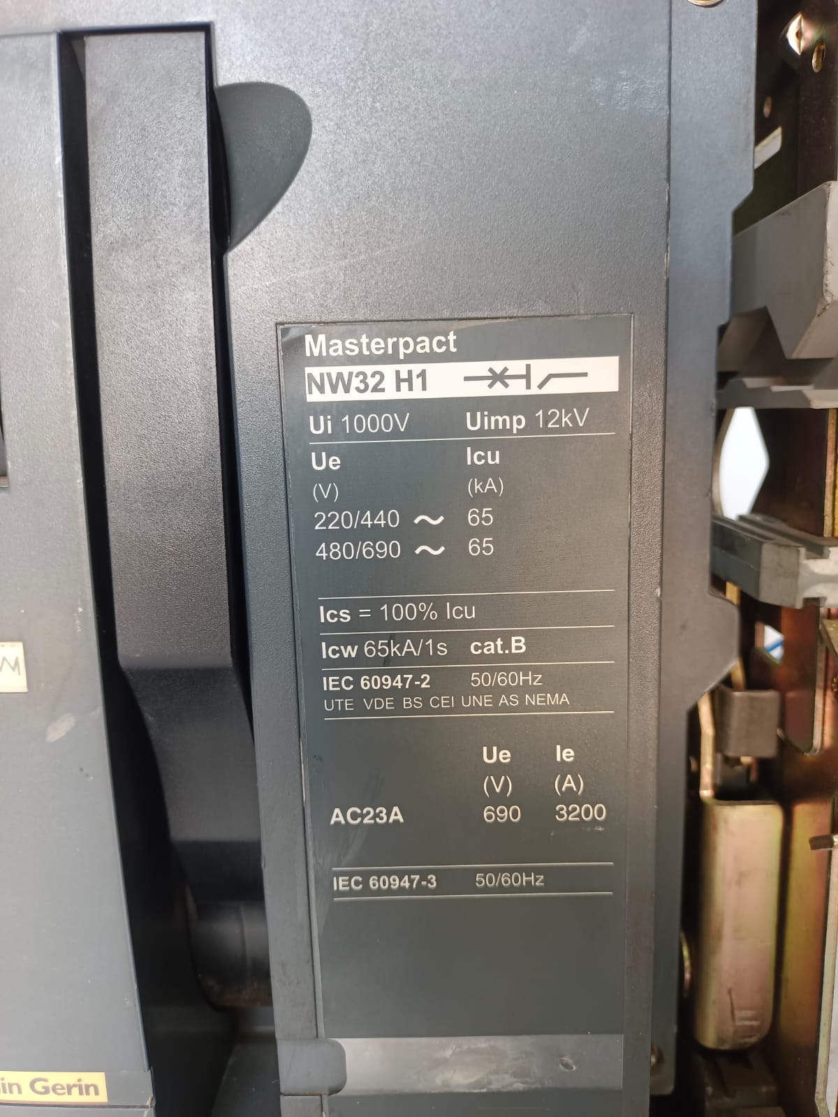 Schneider Merlin Gerin Masterpact NW32 H1 Air Circuit Breaker 3200A Drawout ACB with Micrologic Trip Unit thumbnail 6