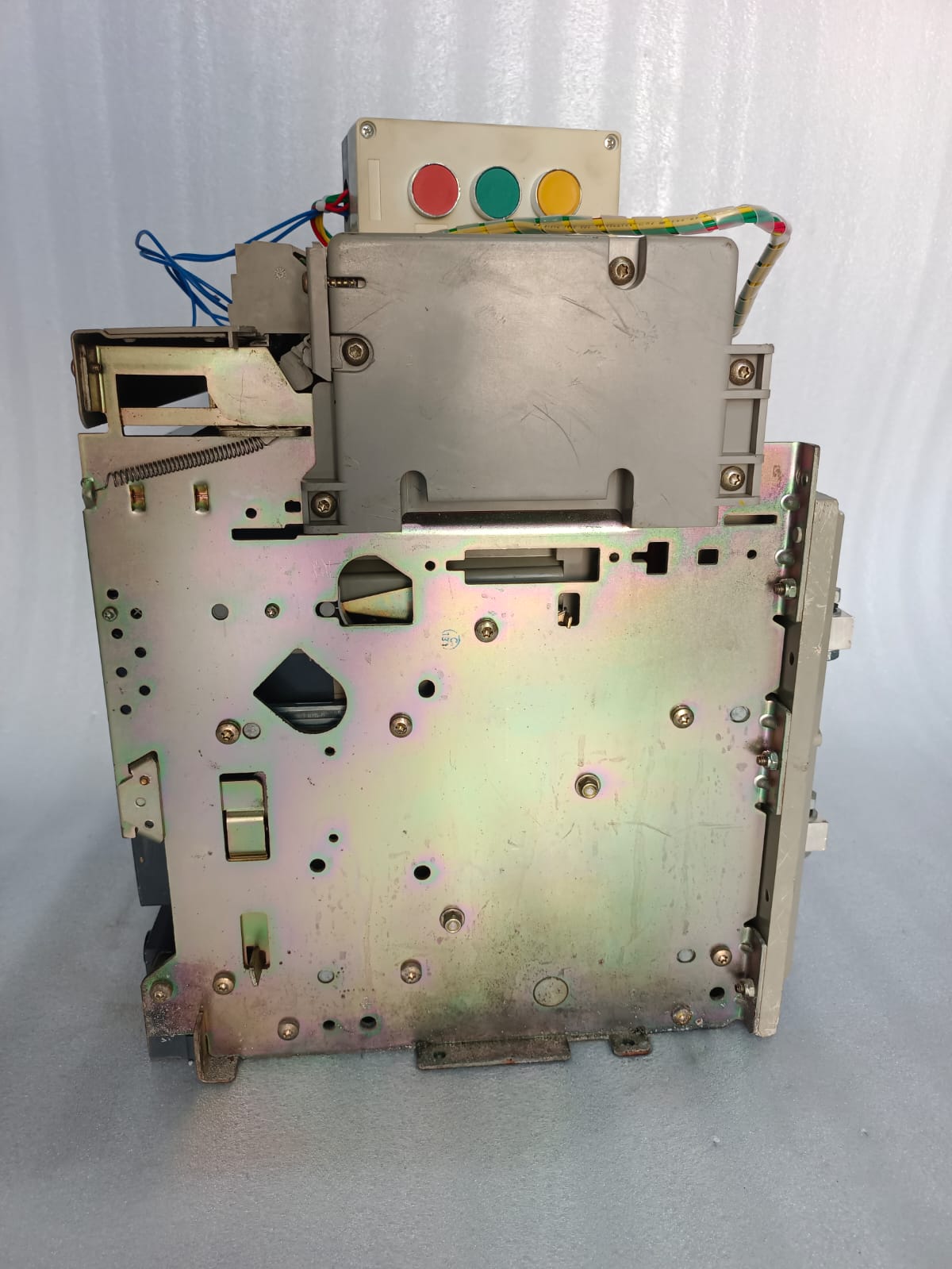 Schneider Merlin Gerin Masterpact NW32 H1 Air Circuit Breaker 3200A Drawout ACB with Micrologic Trip Unit thumbnail 8