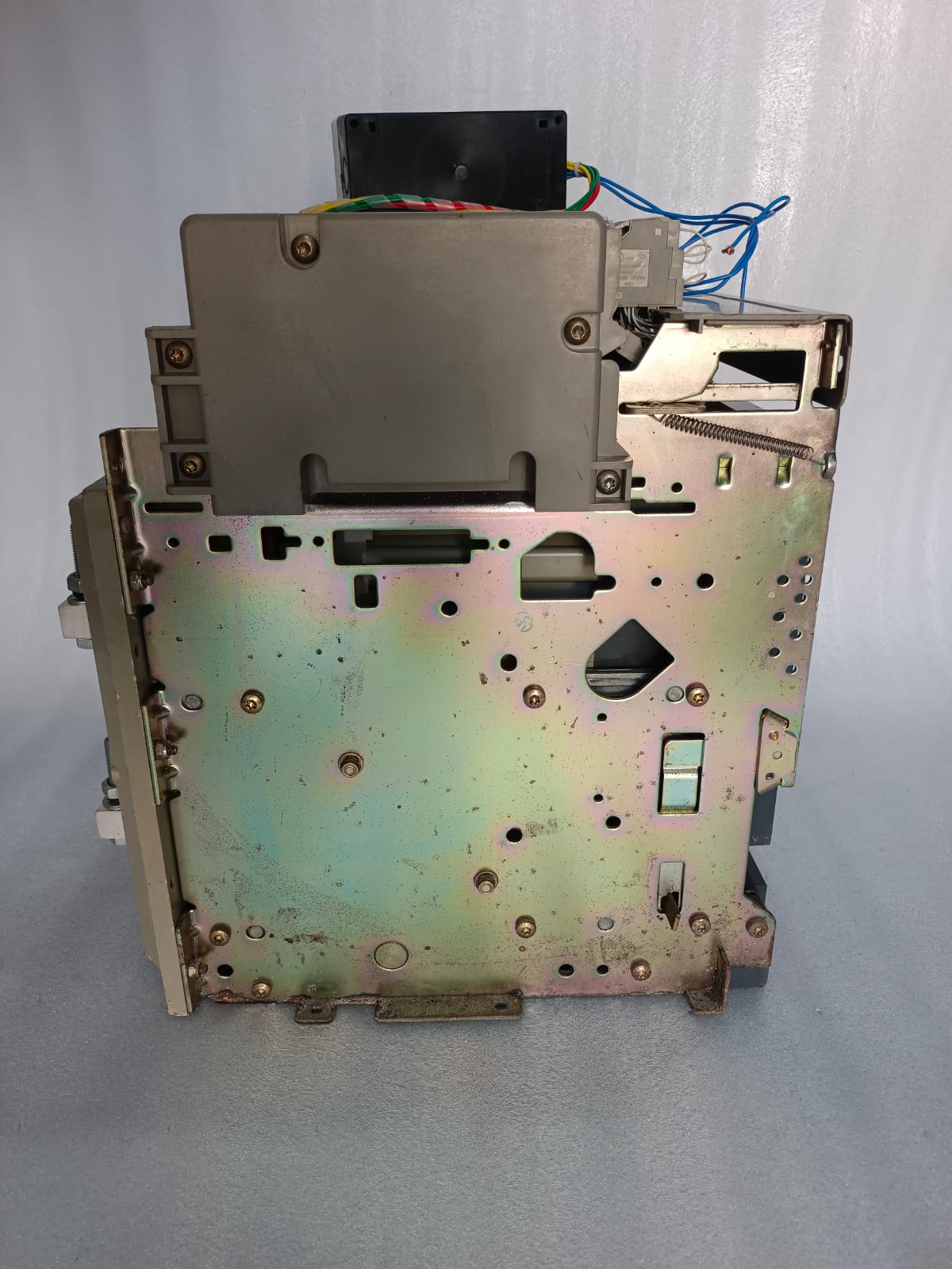 Schneider Merlin Gerin Masterpact NW32 H1 Air Circuit Breaker 3200A Drawout ACB with Micrologic Trip Unit thumbnail 9