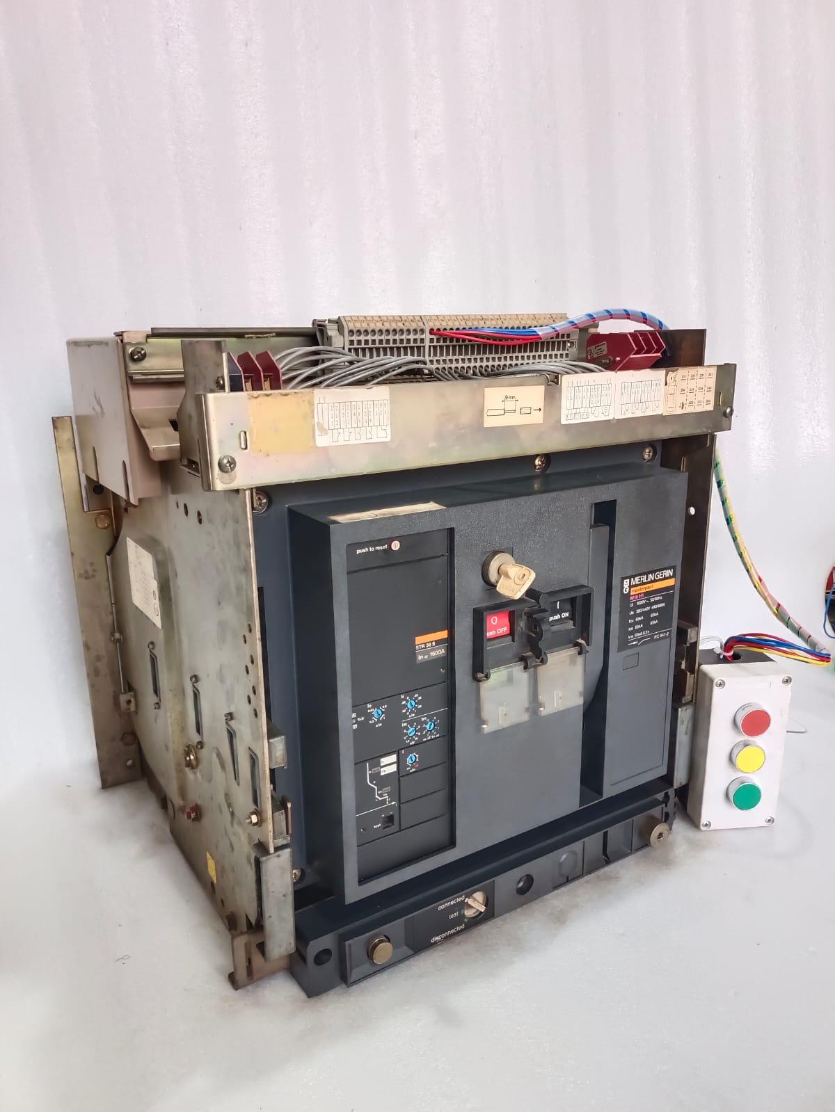 Schneider Electric Merlin Gerin Masterpact M16H1 Air Circuit Breaker 1600A, Drawout Type ACB for Industrial LV Panels thumbnail 3