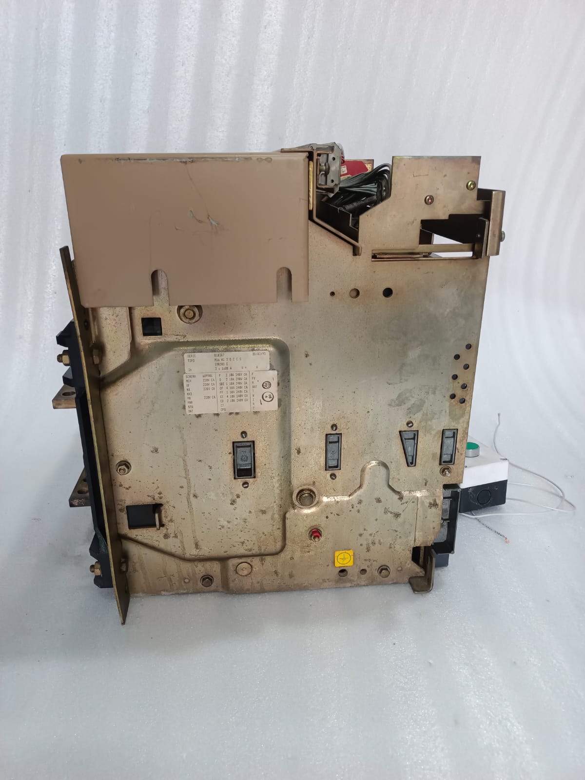 Schneider Electric Merlin Gerin Masterpact M16H1 Air Circuit Breaker 1600A, Drawout Type ACB for Industrial LV Panels thumbnail 6